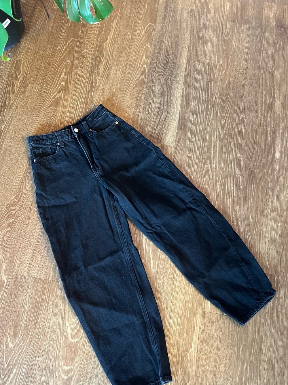 High-Rise Black Women's Barrel Jeans — Wide Leg Comfort